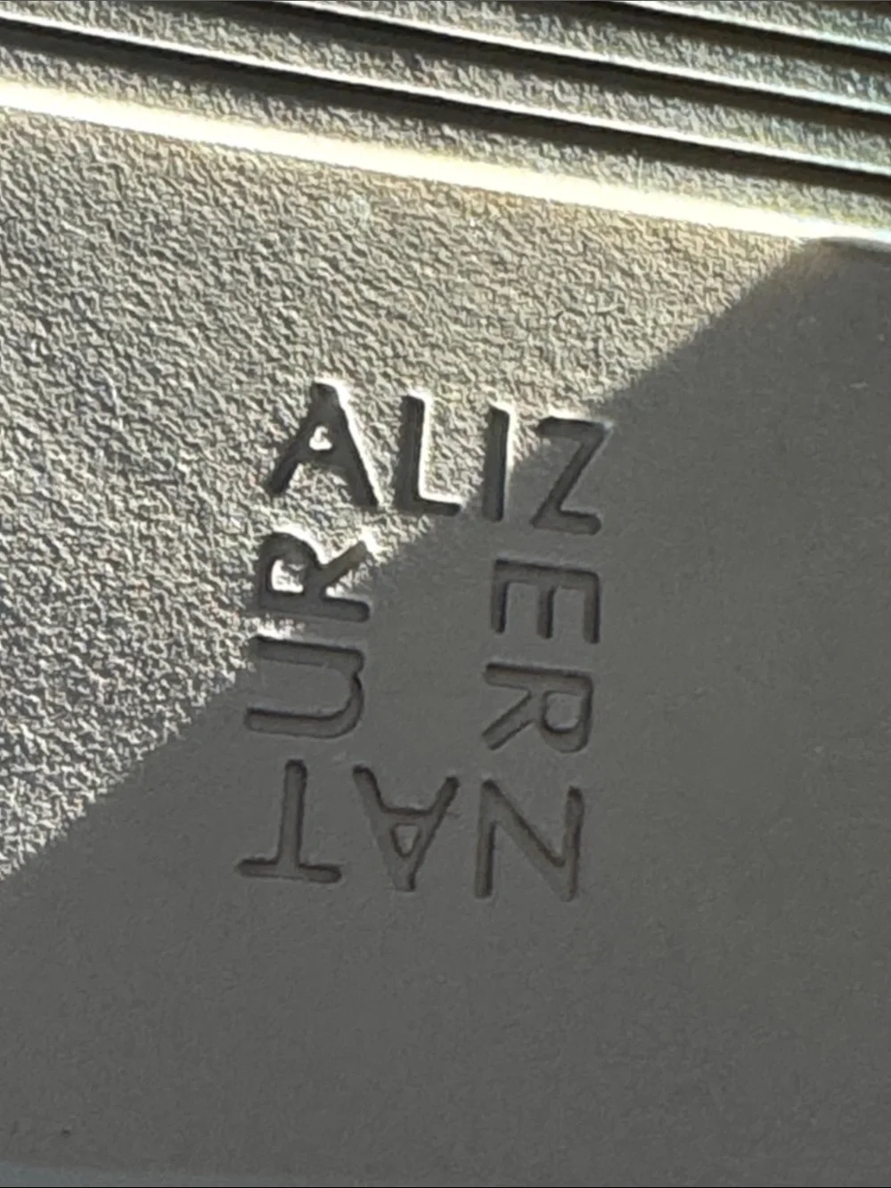 Naturalizer metallic laser
